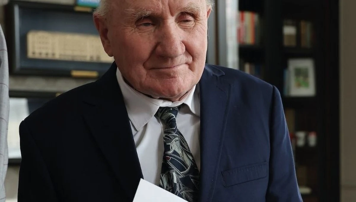 Prezydent Kalisza, wręczył Józefowi Perudze, najstarszemu i najsłynniejszemu maturzyście w kraju, Honorowe Świadectwo Dojrzałości. Decyzję uzasadniono faktem, że pomimo niepowodzenia na egzaminach dojrzałości pan Józef wykazał się wytrwałością, która może stanowić prawdziwy wzór dla innych.