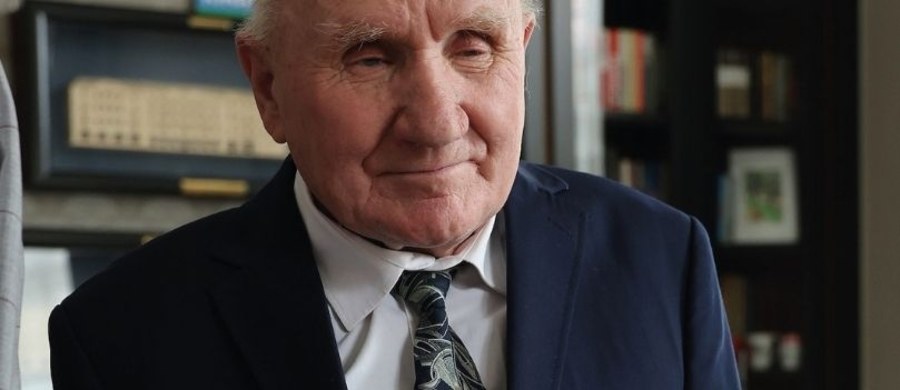 Prezydent Kalisza, wręczył Józefowi Perudze, najstarszemu i najsłynniejszemu maturzyście w kraju, Honorowe Świadectwo Dojrzałości. Decyzję uzasadniono faktem, że pomimo niepowodzenia na egzaminach dojrzałości pan Józef wykazał się wytrwałością, która może stanowić prawdziwy wzór dla innych.