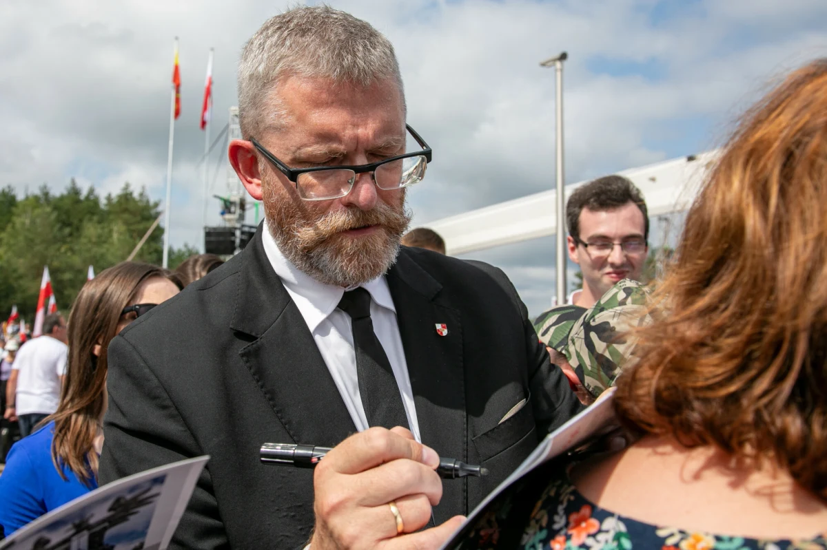 "Skandaliczna i zakłamana wypowiedź Grzegorza Brauna, w której zaprzecza on istnieniu komór gazowych w obozie Auschwitz, to nie tylko akt negacjonizmu – przestępstwa ściganego w świetle polskiego prawa. To także akt znieważenia pamięci ofiar (...)" - oświadczył w czwartek dyrektor Państwowego Muzeum Auschwitz-Birkenau. Dr Piotr Cywiński odniósł się w ten sposób do wstrząsających i haniebnych słów europosła. Prokuratura Rejonowa Warszawa-Śródmieście poinformowała, że zajmie się sprawą. 