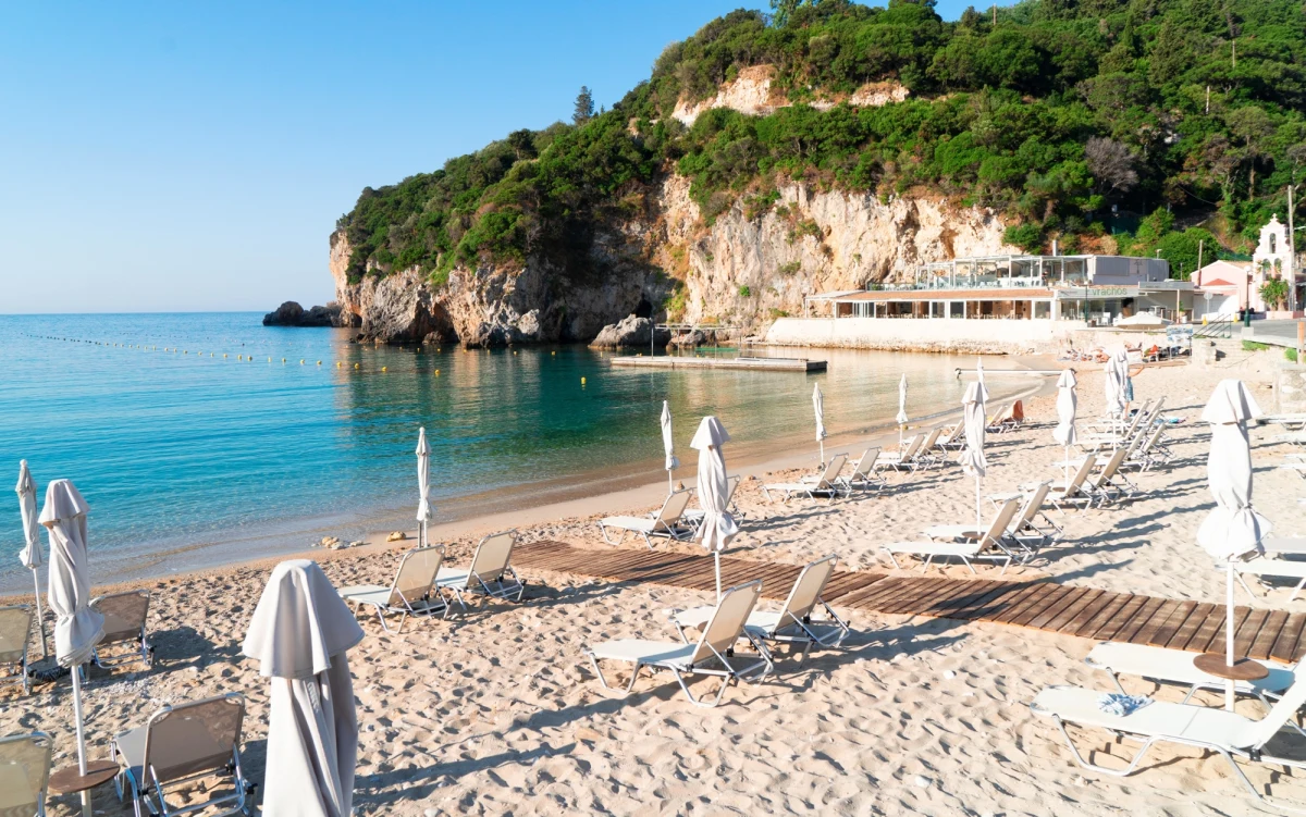 Tragiczny finał rodzinnych wakacji na Korfu. 40-letnia Polka utonęła podczas kąpieli w morzu, gdy silne prądy i wysokie fale zniosły ją i jej męża w kierunku skał. Dramatyczne wydarzenia rozegrały się na oczach ich 16-letniego syna. Mimo natychmiastowej akcji ratunkowej, kobiety nie udało się uratować. Ojciec i syn trafili do szpitala.