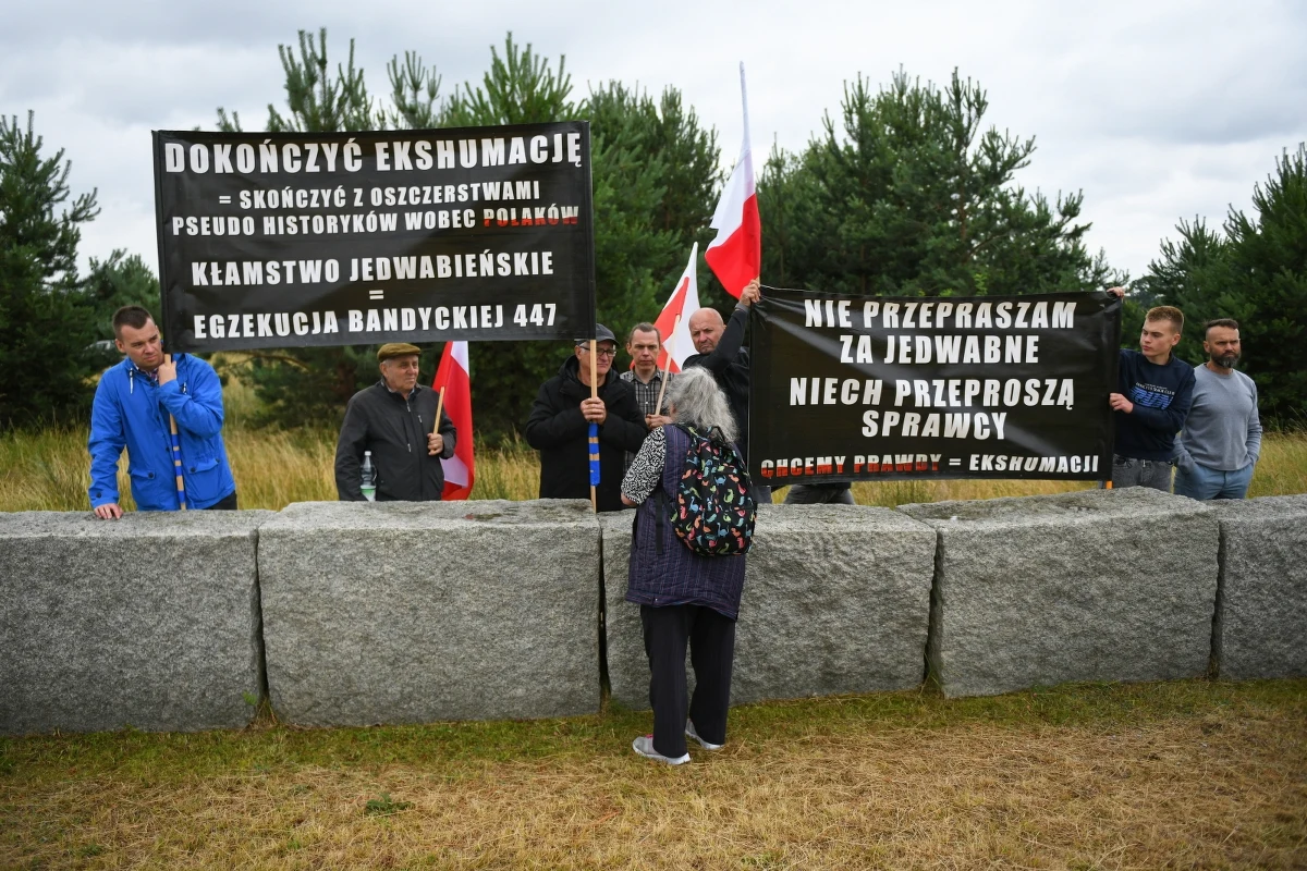 W Jedwabnem (Podlaskie) upamiętniono w czwartek rocznicę mordu Żydów z 10 lipca 1941 r. Odbyła się modlitwa za zmarłych przy pomniku tragicznego wydarzenia sprzed 84 lat. Zgodnie z ustaleniami Instytutu Pamięci Narodowej mordu dokonali Polacy z inspiracji Niemców. Środowiska narodowe twierdzą jednak, że zrobili to Niemcy. Otworzyły swoje miejsce pamięci na działce sąsiadującej z oficjalnym pomnikiem. Izraelski instytut Jad Waszem stwierdził, że to "obraźliwa instalacja" i zaapelował do polskich władz o jej usunięcie. 