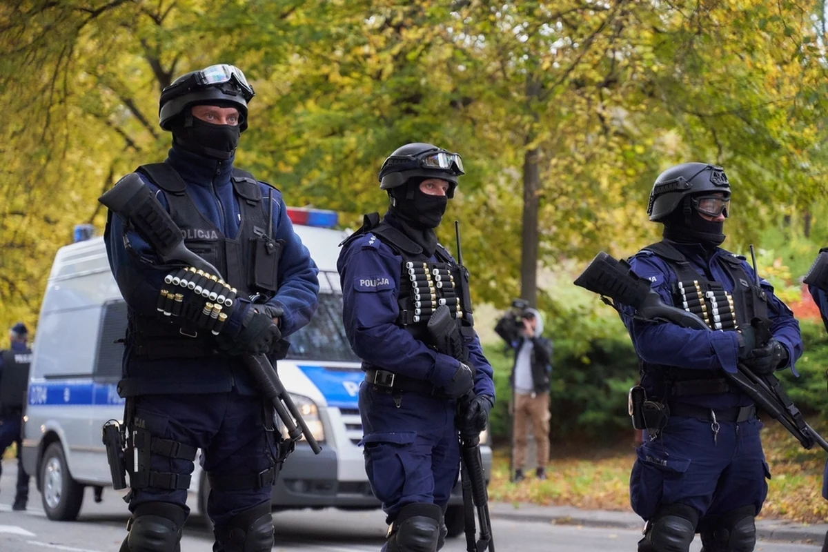 CBŚP z Łodzi zlikwidowało dwa laboratoria syntetycznych narkotyków. Zabezpieczono klofedron o wartości ponad 25 mln zł. Klofedron to substancja silnie uzależniająca i stwarzająca poważne zagrożenie dla życia i zdrowia.