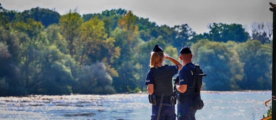 W związku z przewidywanym wzrostem natężenia ruchu na polsko-niemieckiej granicy, dolnośląska policja skieruje w weekend dodatkowe patrole na przejścia graniczne. Służby zapowiadają ręczne sterowanie ruchem i wsparcie dla mieszkańców regionu.