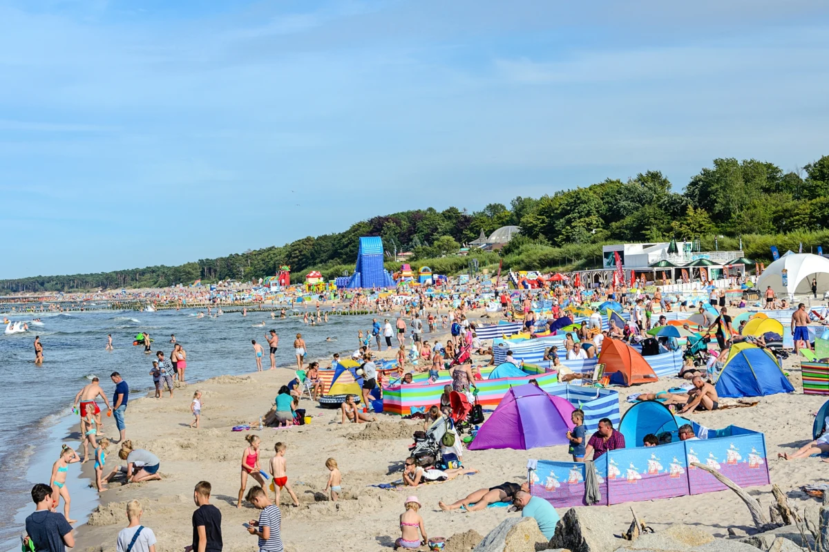 Na początku lipca w Ustce rozpoczął się długo wyczekiwany remont falochronów. Informacja ta wzbudziła niepokój wśród turystów i mieszkańców, którzy zaczęli obawiać się zamknięcia plaż na czas prowadzonych prac. 