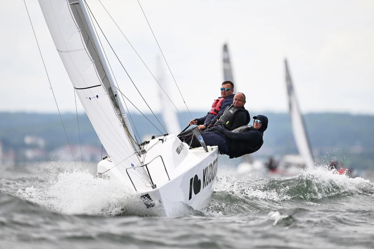 Czwartek przyniósł nie tylko sportowe emocje, ale i ekstremalne warunki pogodowe w ramach Mistrzostw Świata klasy Micro na Gdynia Sailing Days. Rywalizacja momentami była wręcz ekstremalna!