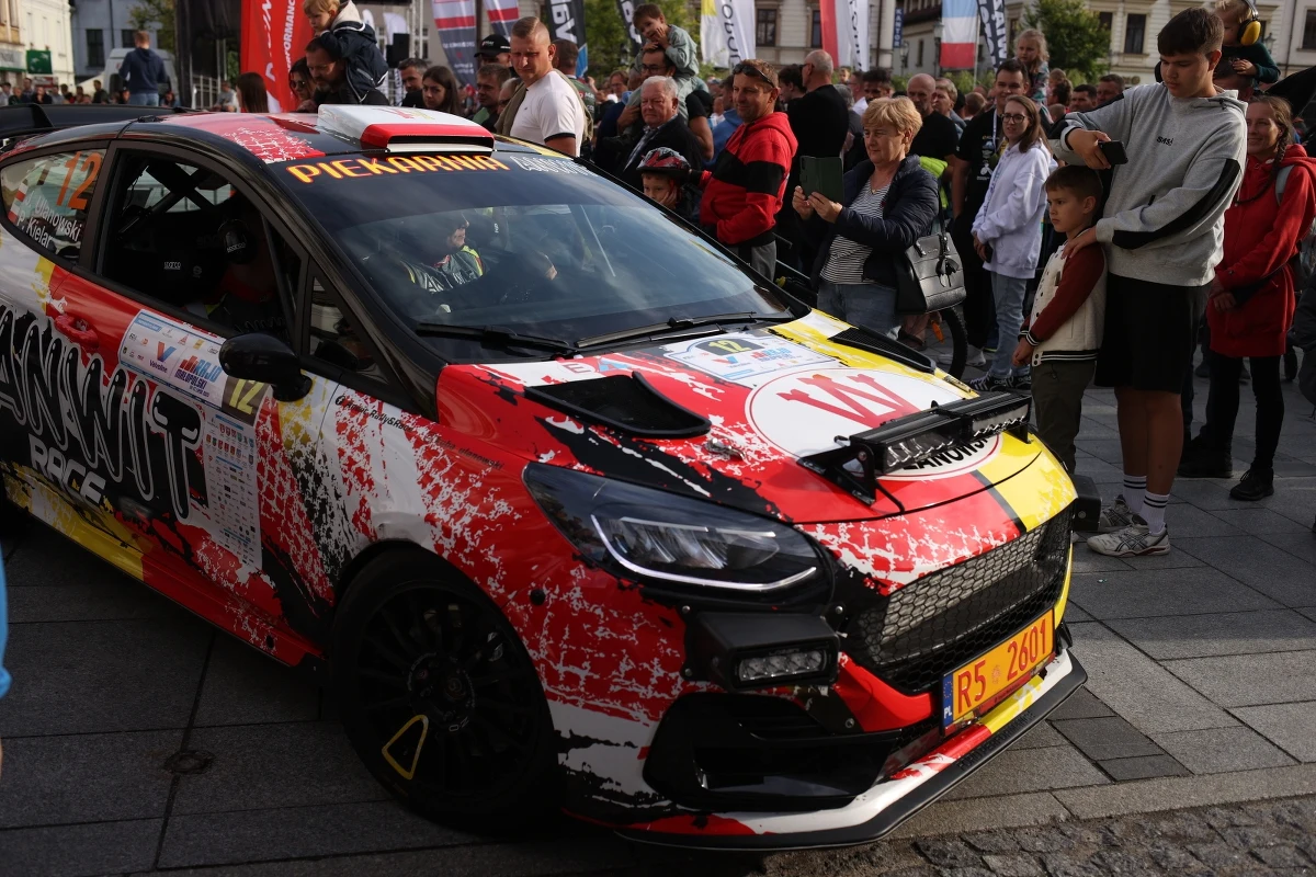 Czwartek to pierwszy dzień Valvoline Rajdu Małopolski. Impreza potrwa do soboty. Przyciągnęła blisko setkę załóg. Organizatorzy przygotowali 16 odcinków specjalnych. 