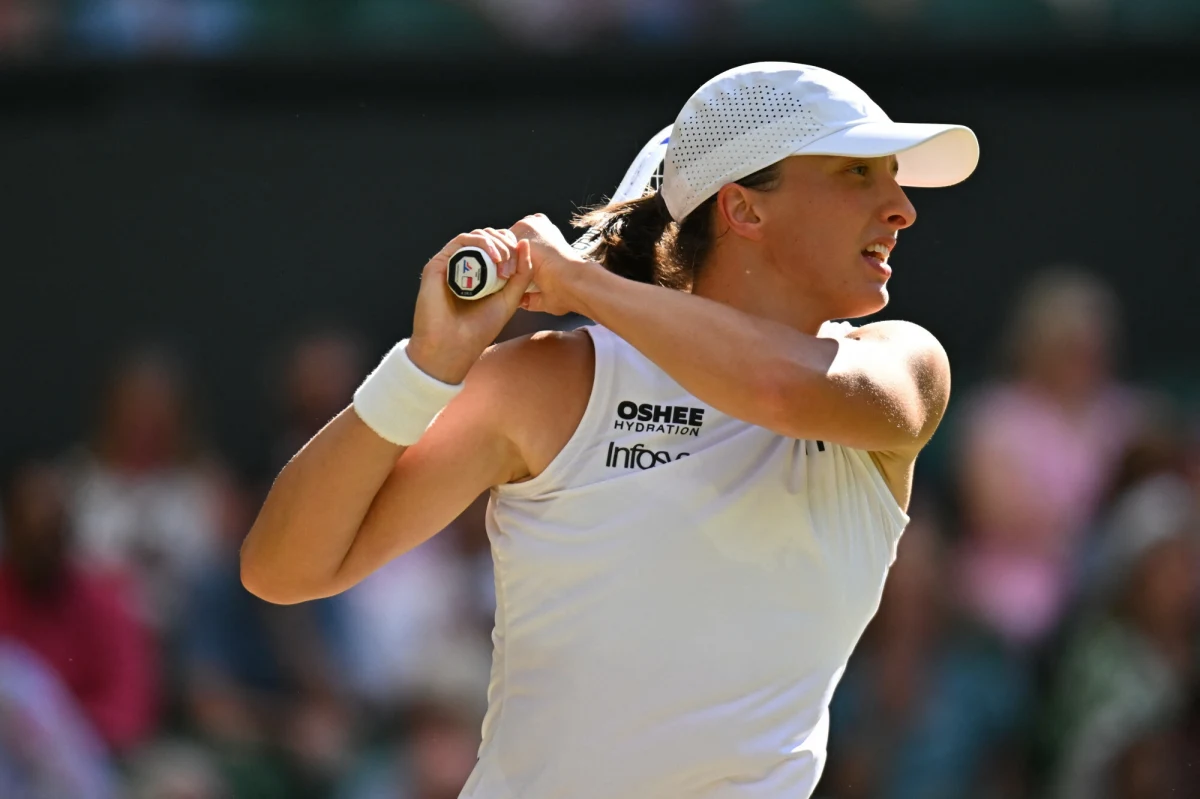 Zaledwie 71 minut potrzebowała Iga Świątek, aby wygrać ze Szwajcarką Belindą Bencic 6:2, 6:0 w półfinale Wimbledonu. "Grałam wspaniale. Czułam, że od samego początku jestem w stanie nakładać presję na Belindę" – powiedziała po meczu polska tenisistka. Jej rywalką w walce o szósty tytuł wielkoszlemowy będzie w sobotę Amerykanka Amanda Anisimova.