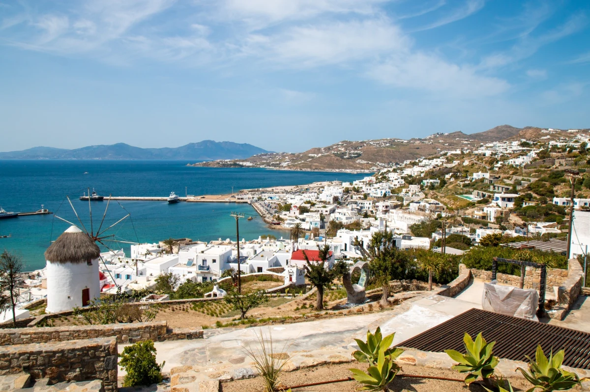 ​Greckie wyspy na południu Morza Egejskiego były w 2023 roku najbardziej zatłoczoną turystyczną destynacją w Unii Europejskiej - wynika z czwartkowego raportu federalnego urzędu statystycznego (Destatis). Najniższą intensywność ruchu turystycznego odnotowano natomiast w województwie mazowieckim, liczonym bez Warszawy.