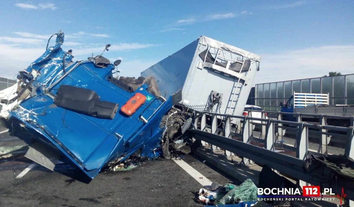 Dwa pojazdy ciężarowe zderzyły się w piątkowy poranek na autostradzie A4 w okolicy Bochni w Małopolsce. Jedna osoba została poszkodowana. Trasa w kierunku Rzeszowa była częściowo zablokowana.