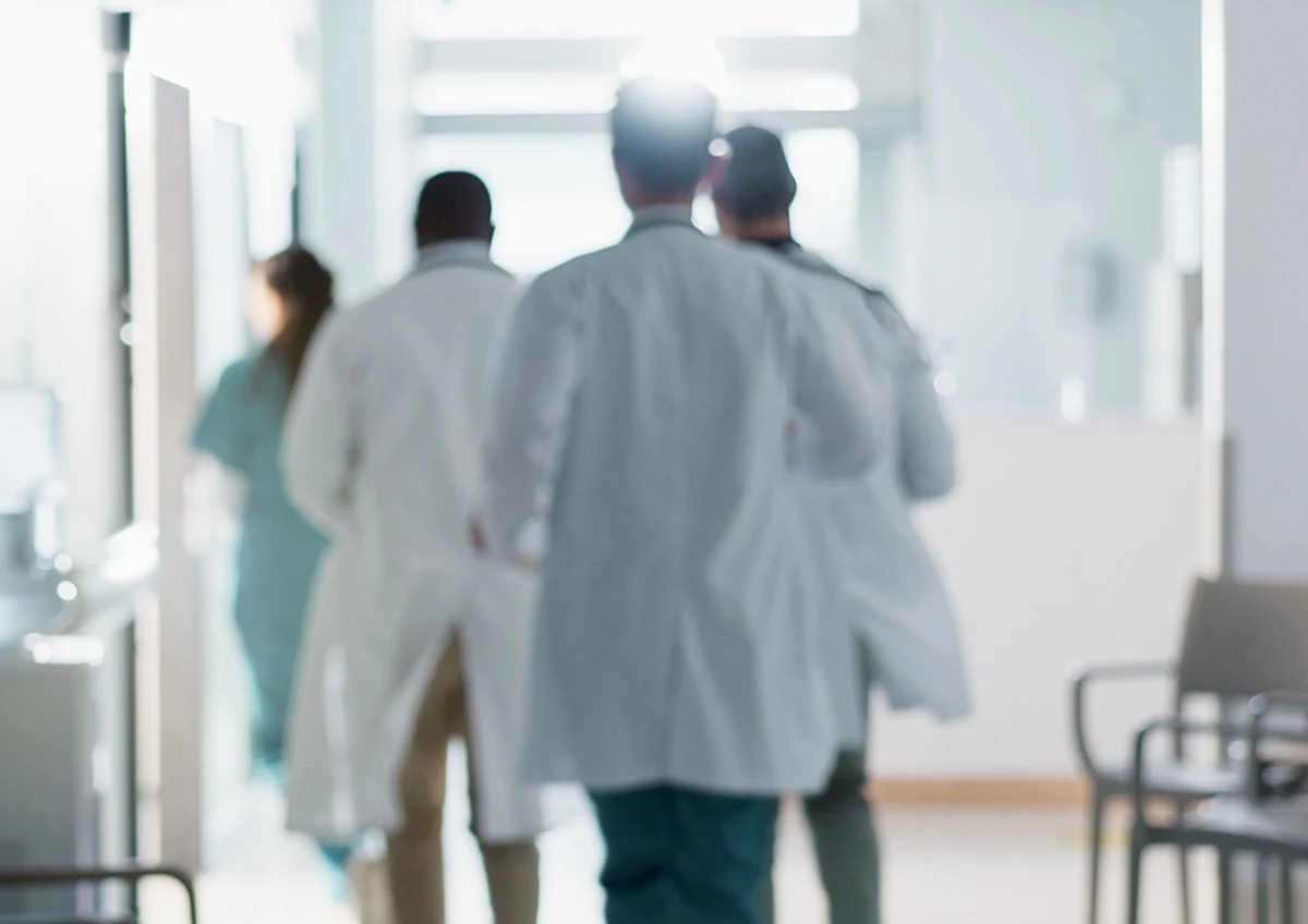 Zarzuty dotyczące nieumyślnego spowodowania śmierci jednego pacjenta i narażenia na niebezpieczeństwo utraty życia lub zdrowia 9 kolejnych chorych usłyszał były pracownik działu technicznego szpitala tymczasowego w Poznaniu. W marcu 2021 r. w placówce zabrakło tlenu.