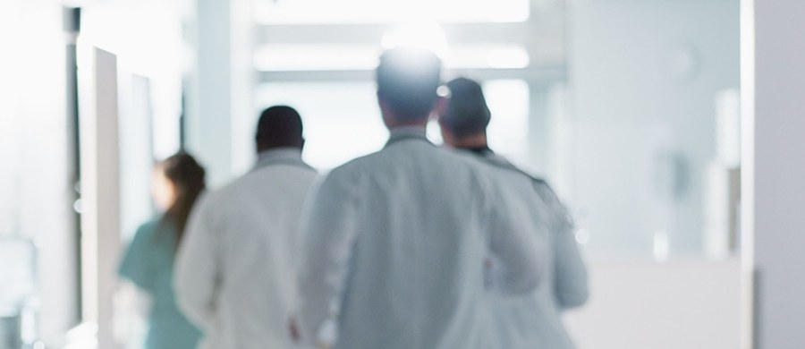 Zarzuty dotyczące nieumyślnego spowodowania śmierci jednego pacjenta i narażenia na niebezpieczeństwo utraty życia lub zdrowia 9 kolejnych chorych usłyszał były pracownik działu technicznego szpitala tymczasowego w Poznaniu. W marcu 2021 r. w placówce zabrakło tlenu.