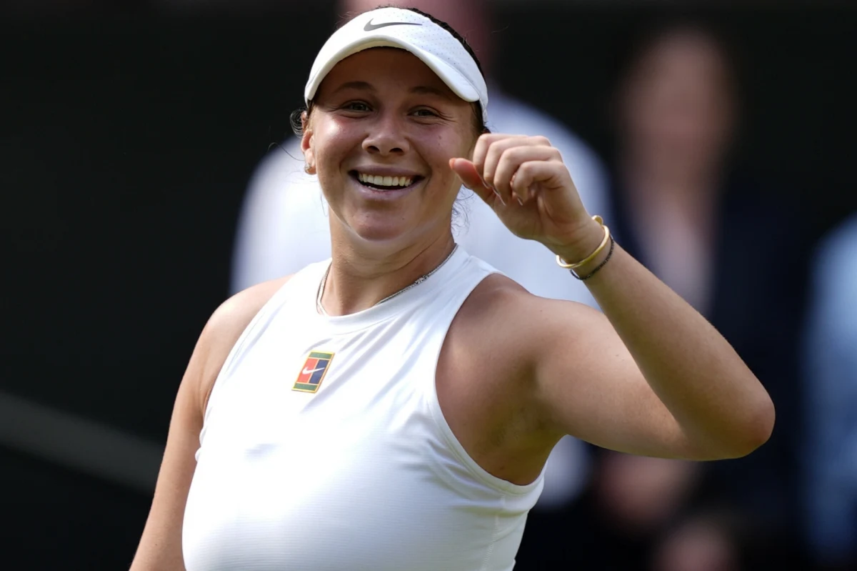 W sobotnim finale Wimbledonu Iga Świątek zagra z Amandą Anisimovą. Rozstawiona z numerem 13. amerykańska tenisistka, która w półfinale niespodziewanie pokonała liderkę rankingu Białorusinkę Arynę Sabalenkę 6:4, 4:6, 6:4, przyznała, że Świątek była dla niej inspiracją. Mająca rosyjskie korzenie Anisimova przyznała, że malowanie obrazów pomogło jej przezwyciężyć wypalenie, gdy tenis stał się dla niej "nie do zniesienia".