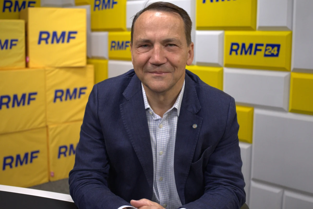 Minister spraw zagranicznych Radosław Sikorski w Porannej rozmowie w RMF FM skomentował skandaliczne zachowanie prawicowego europosła Grzegorza Brauna. Szef polskiej dyplomacji nie przebierał w słowach. "Wykonuje robotę, która jest dla Polski zła. Za każdym razem, jak Rosja potrzebowała Polsce zaszkodzić, to robiła tutaj jakąś antysemicką hecę" - powiedział Sikorski, czym nawiązał do antysemickich wypowiedzi Brauna. Zasugerował też, że gdyby Grzegorz Braun był rosyjski agentem, "to nie mógłby lepiej wykonywać zadania". Szef MSZ mówił też o nominacjach ambasadorskich.