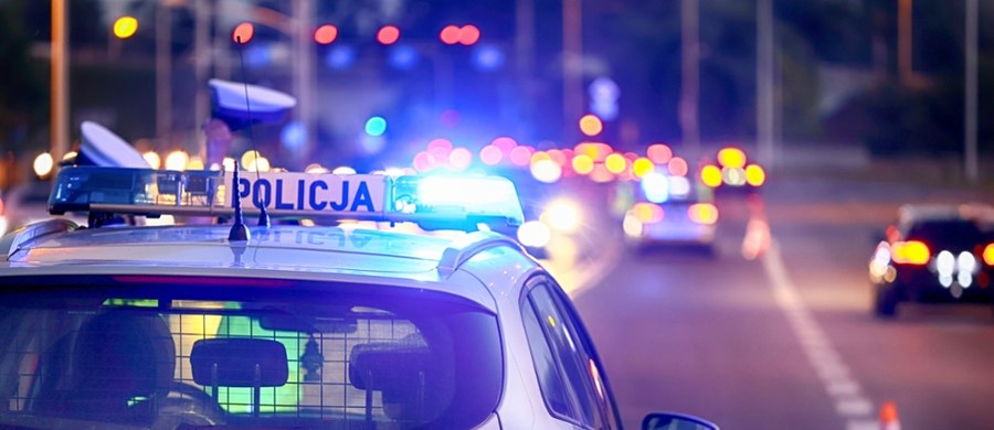Stołeczni policjanci zatrzymali dwie osoby mające związek ze śmiertelnym wypadkiem, do którego doszło w czwartek w nocy w Warszawie. W wyniku czołowego zderzenia, do którego doprowadził kierowca opla, zmarł 43-letni motocyklista oraz jego 13-letni syn. 