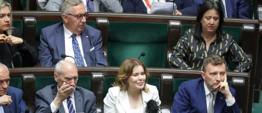 Jeśli wszystkie doniesienia się potwierdzą, jesienią w ławach poselskich Prawa i Sprawiedliwości zobaczymy czworo nowych polityków. Zastąpią oni tych, którzy będą od 6 sierpnia współpracować z nowym prezydentem. Karol Nawrocki zdradził już, że będą to Paweł Szefernaker i Marcin Przydacz, a nieoficjalnie mówi się, że do Kancelarii Prezydenta RP wybierają się także: Zbigniew Bogucki i Adam Andruszkiewicz. 