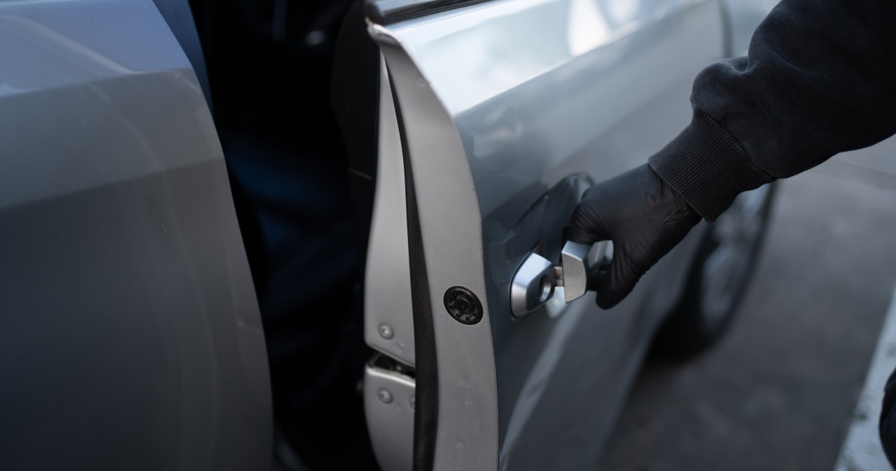 Włamują się do samochodów, ale ich nie kradną. Nowy pomysł złodziei