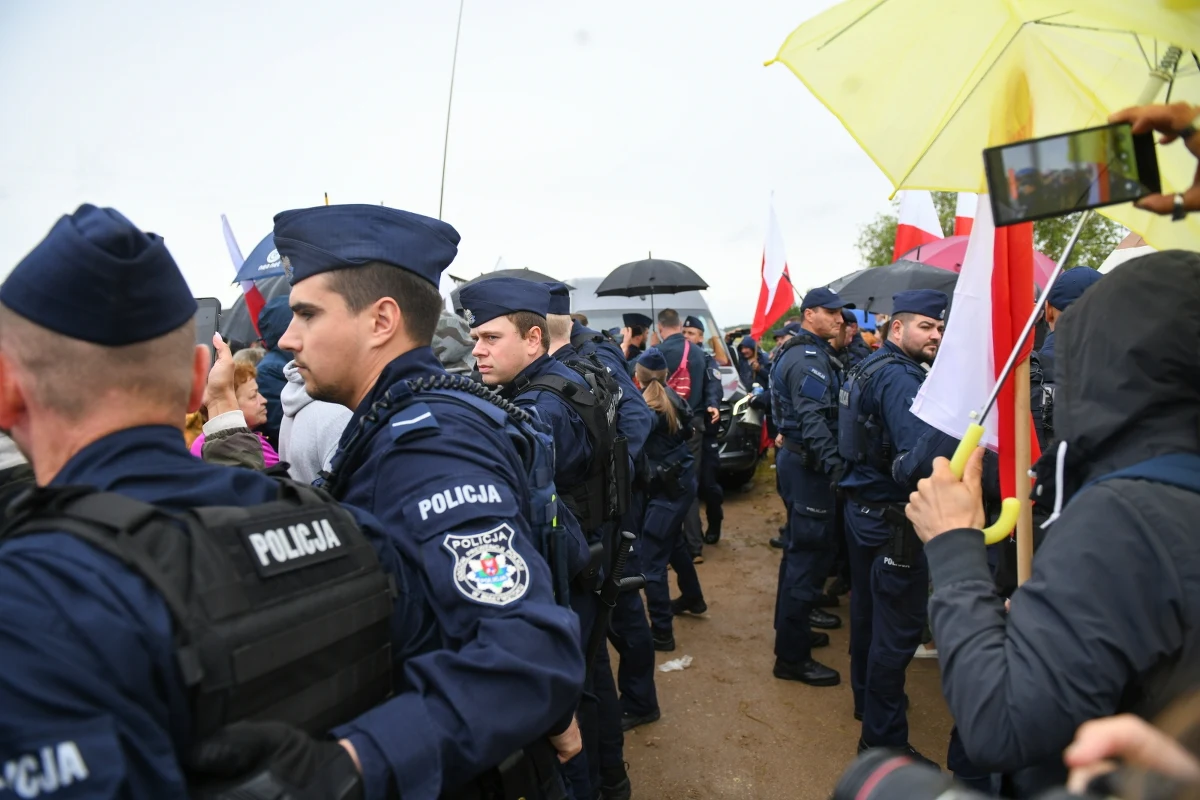 Będzie postępowanie karne w związku z umieszczeniem w pobliżu pomnika w Jedwabnem tablic, które negują udział Polaków w mordzie na Żydach w 1941 roku. Jak dowiedział się reporter RMF FM, decyzję z urzędu podjęła Prokuratura Rejowa w Łomży. 
