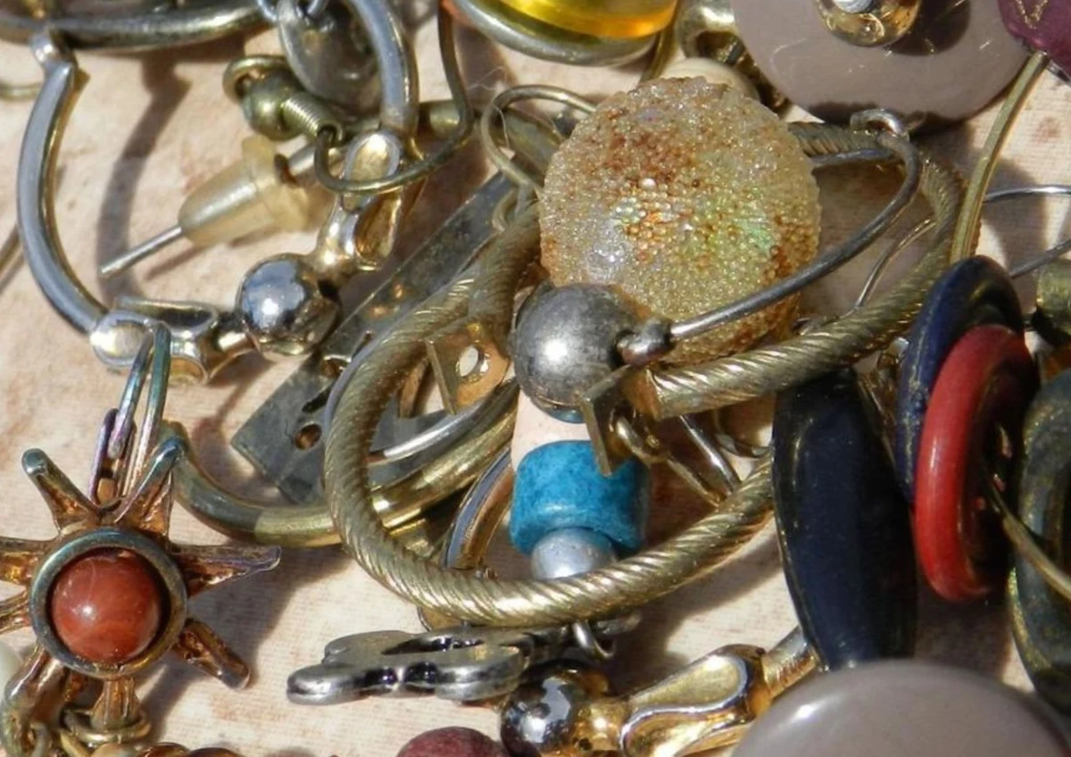 Krajowa Administracja Skarbowa (KAS) zatrzymała ponad milion sztuk oraz niemal 500 kg biżuterii zawierającej kadm i ołów. W prawie 4,5 tys. sztuk wykryto niebezpieczne ilości rakotwórczych substancji.