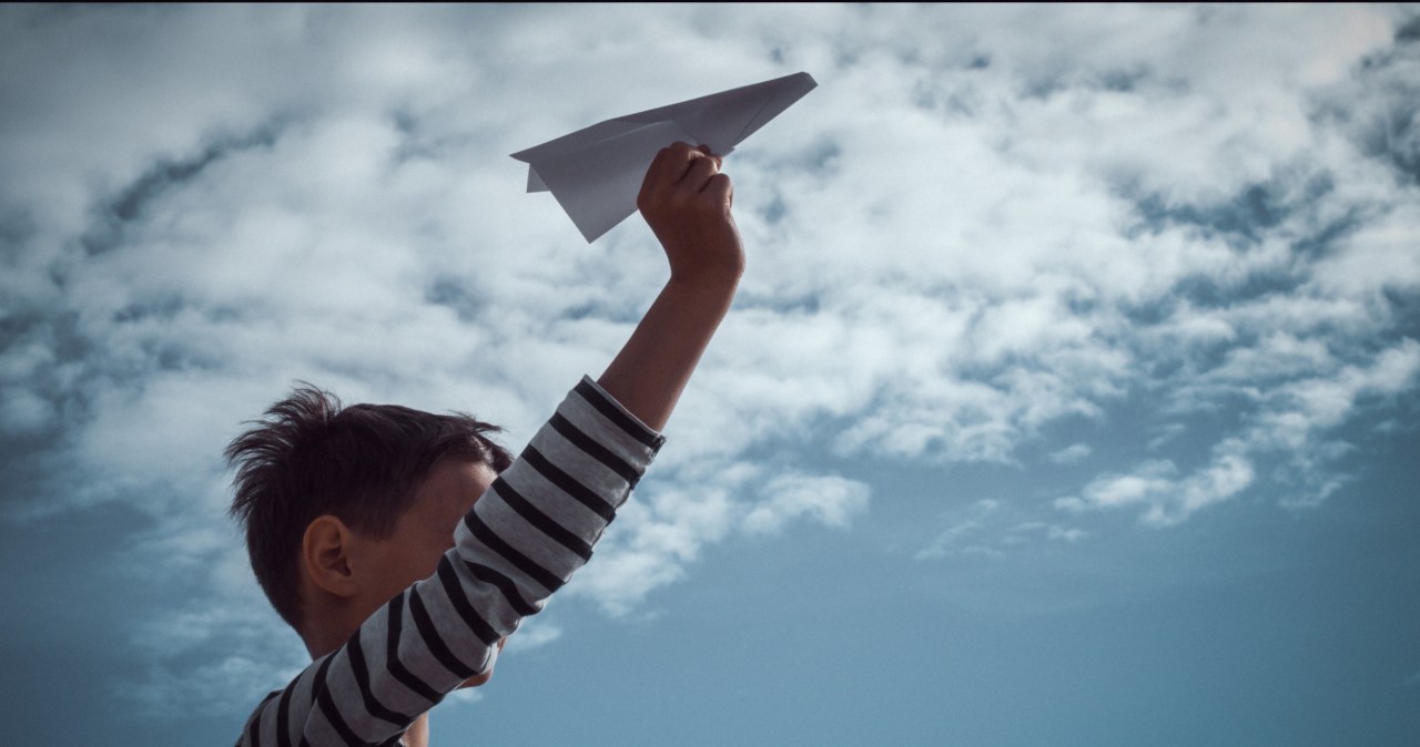 Co się stanie, gdy wypuścisz papierowy samolot z ISS? Sprawdzili!