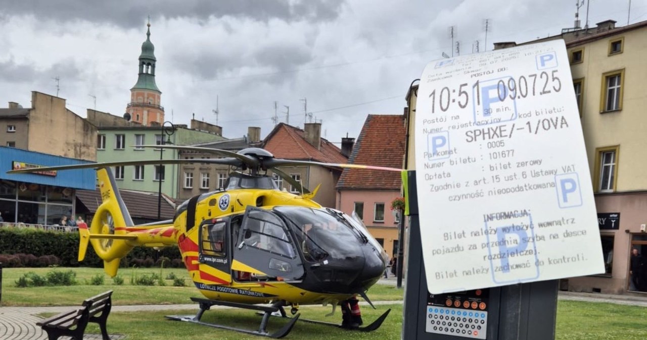 Pilot śmigłowca wylądował w środku miasta. A potem wziął bilet z parkomatu