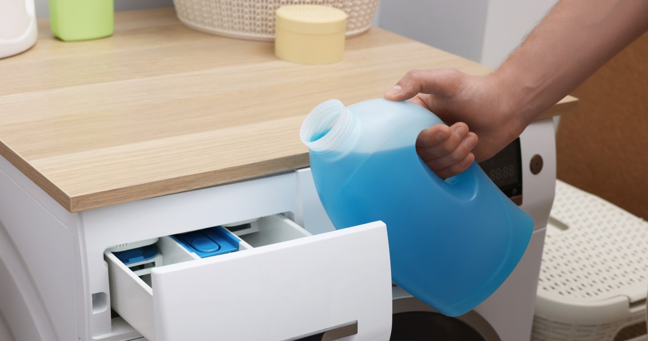 Oblepia tkaniny i sprawia, iż włókna stają się "płaskie"