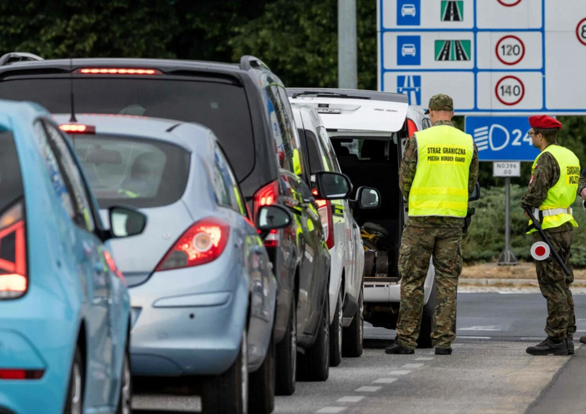 Kierowcy wracający do Polski muszą uzbroić się w cierpliwość - na zachodnich przejściach granicznych tworzą się gigantyczne korki. W Słubicach (Lubuskie) kolejka aut liczy już 15 kilometrów, a na autostradzie A4 w Jędrzychowicach (Dolny Śląsk) zator sięga 4 km. 