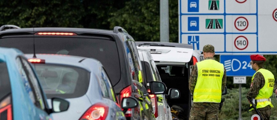 Kierowcy wracający do Polski muszą uzbroić się w cierpliwość - na zachodnich przejściach granicznych tworzą się gigantyczne korki. W Słubicach (Lubuskie) kolejka aut liczy już 15 kilometrów, a na autostradzie A4 w Jędrzychowicach (Dolny Śląsk) zator sięga 4 km. 