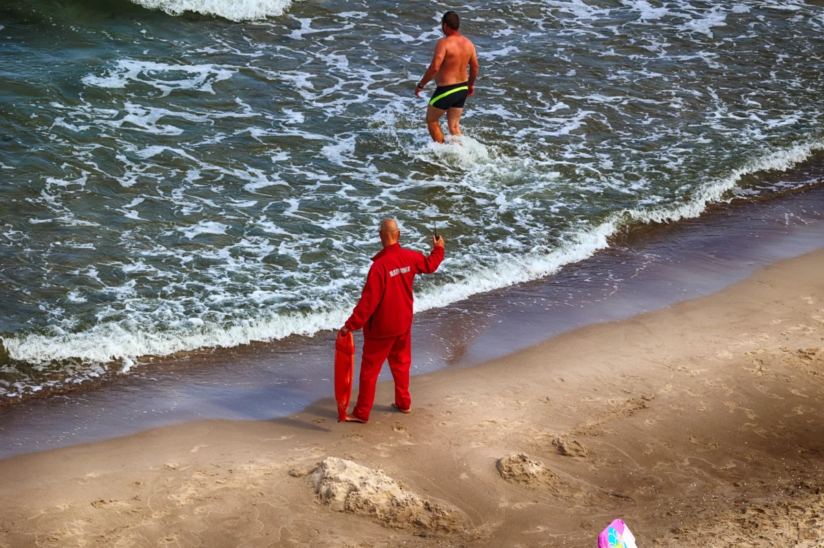 W piątek (11 lipca) na kilkudziesięciu nadmorskich kąpieliskach w województwach pomorskim i zachodniopomorskim powiewają czerwone flagi. Powodem są m.in. wysokie fale na Bałtyku oraz prądy wsteczne. Nie można wchodzić do wody m.in. na kąpieliskach w Krynicy Morskiej, Kątach Rybackich, Sztutowie, Stegnie, Jantarze, Mikoszewie. Zamknięte są też trójmiejskie kąpieliska.
