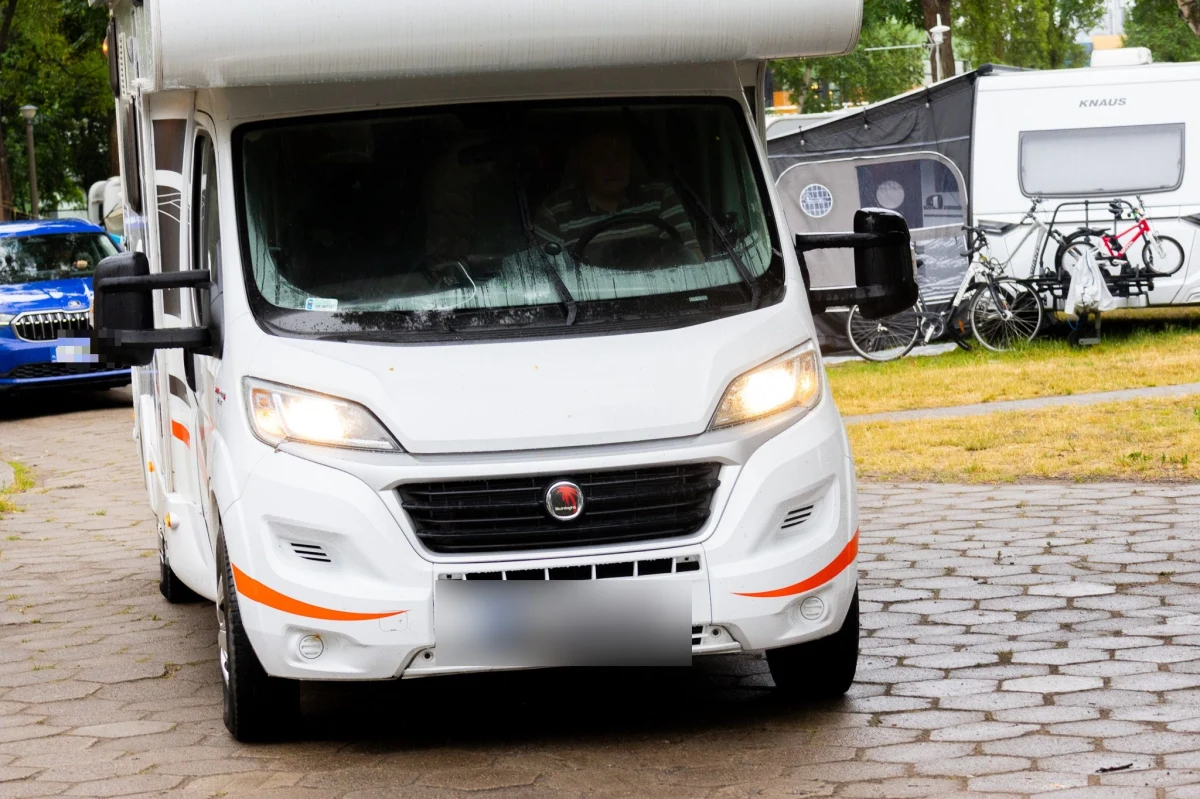 W tym roku ruszamy z wyjątkową akcją Faktów RMF FM. Każdy piątek wakacji spędzimy z inną grupą pasjonatów, by z bliska zobaczyć, jak wygląda ich świat. Chcemy nie tylko opowiadać o ich hobby, ale też poczuć je na własnej skórze. Zaczynamy od tych, którzy wybierają wakacje w kamperze. Sprawdzamy, jak wygląda życie w drodze, co przyciąga ludzi do podróżowania domem na kółkach i dlaczego wybierają właśnie taki sposób na urlop.