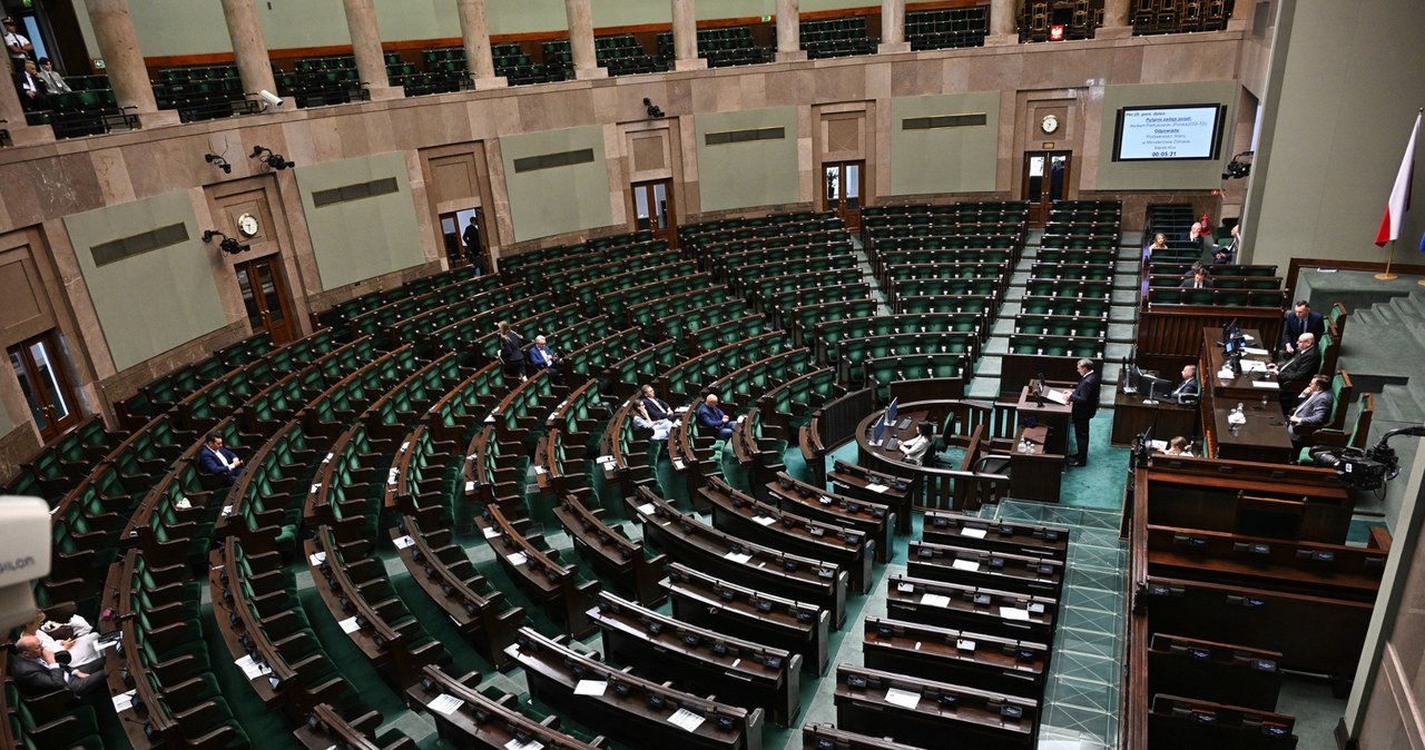 KO i PiS idą łeb w łeb, dwóch koalicjantów poza Sejmem. Jest nowy sondaż