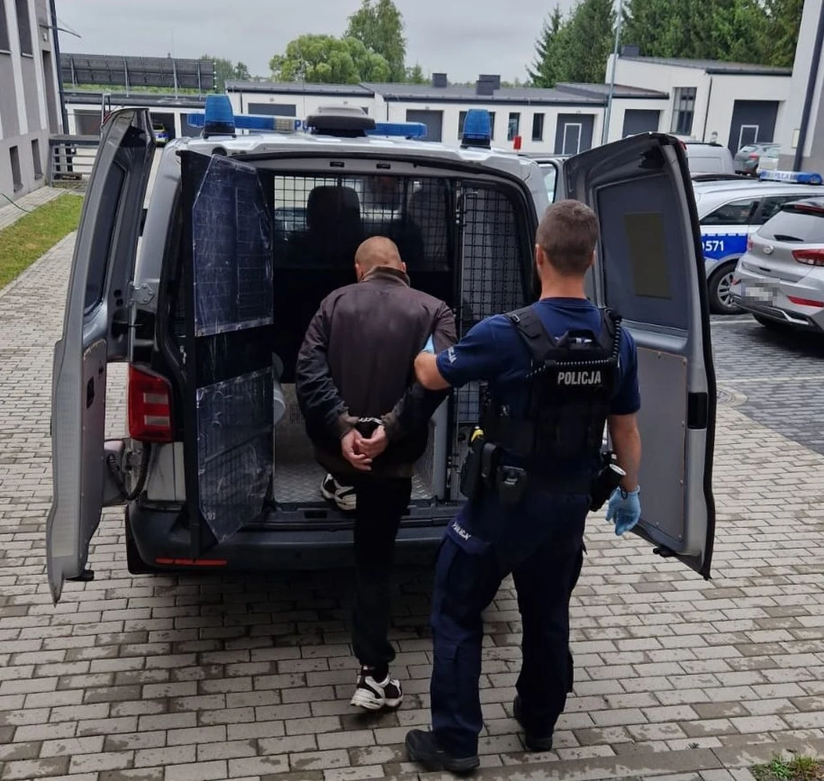 Na trzy miesiące do aresztu trafił 31-latek, który znęcał się nad swoim 77-letnim wujkiem i uśmiercił jego kota. W chwili zatrzymania był pijany - miał 3 promile alkoholu w organizmie.  Grozi mu kara do 7,5 roku pozbawienia wolności.