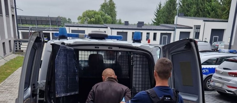 Na trzy miesiące do aresztu trafił 31-latek, który znęcał się nad swoim 77-letnim wujkiem i uśmiercił jego kota. W chwili zatrzymania był pijany - miał 3 promile alkoholu w organizmie.  Grozi mu kara do 7,5 roku pozbawienia wolności.