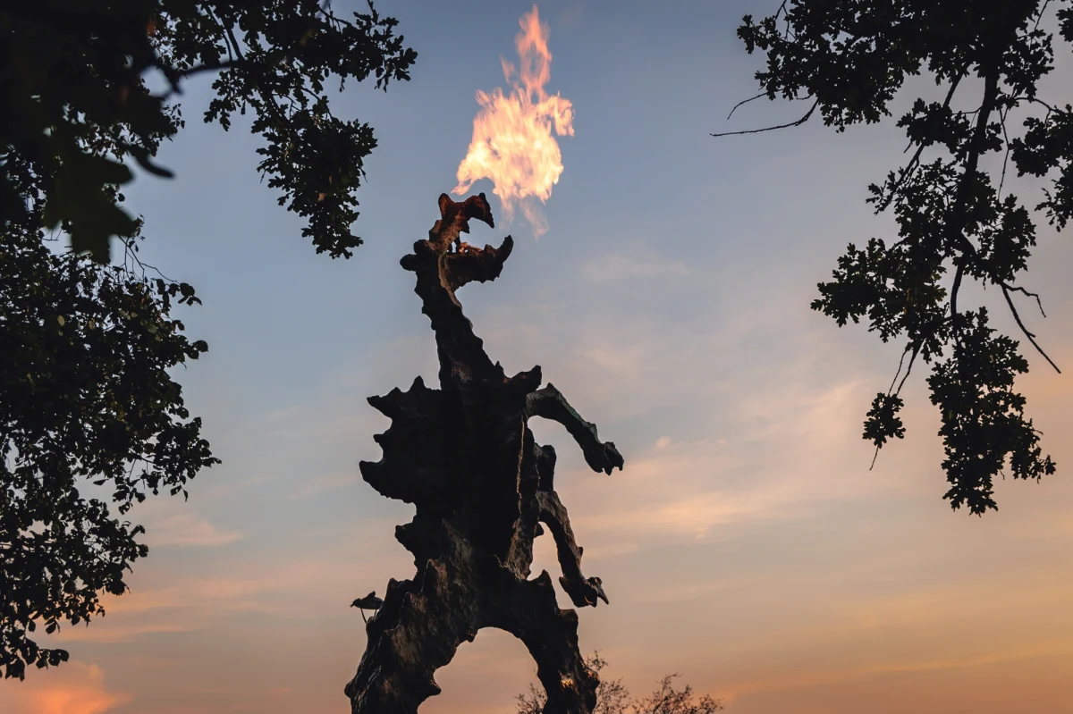 Smok Wawelski, jedna z najbardziej rozpoznawalnych atrakcji Krakowa, przez najbliższe dni nie będzie zionął ogniem. Powodem jest awaria palnika, który odpowiada za widowiskowy efekt ognia wydobywającego się z paszczy legendarnego stwora. Usterka pojawiła się po ostatnich intensywnych opadach deszczu, które przeszły nad miastem.