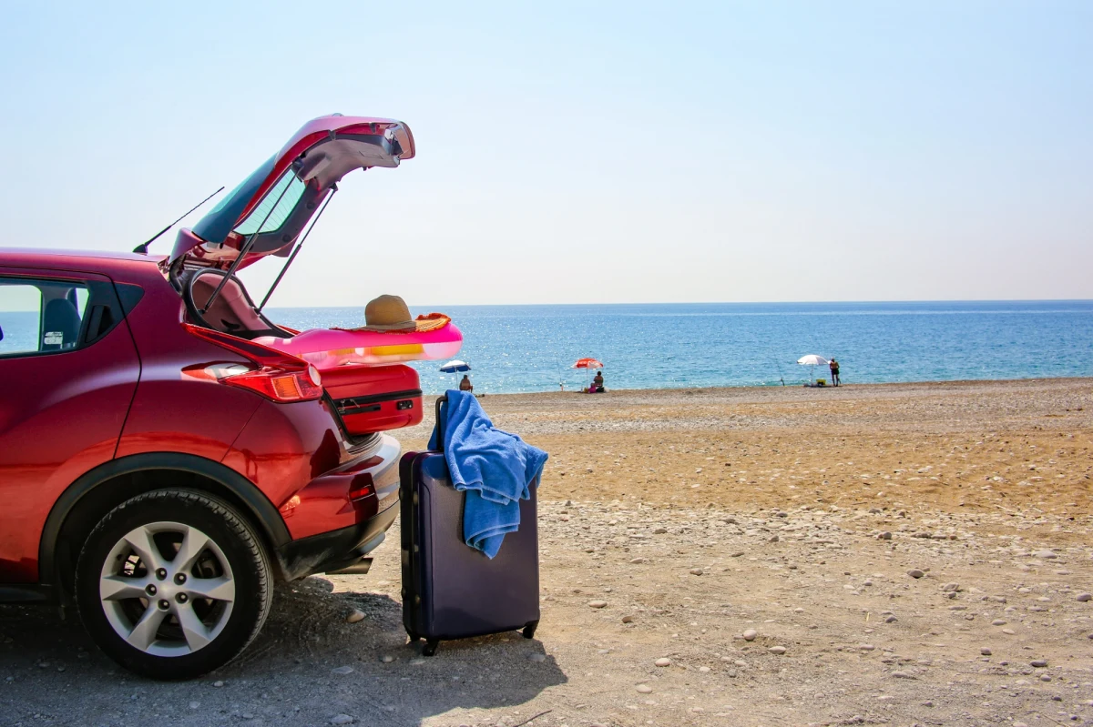 Rozpoczęły się wakacje, a wraz z nimi – długie trasy, objazdy, bagażnik wypełniony po dach i klimatyzacja pracująca bez wytchnienia. Nawet jeśli Twoje auto na co dzień nie sprawia problemów, przed wyjazdem warto poświęcić chwilę na przygotowanie go do intensywniejszej eksploatacji. Dzięki temu oszczędzisz sobie niepotrzebnego stresu i ewentualnych kosztów.