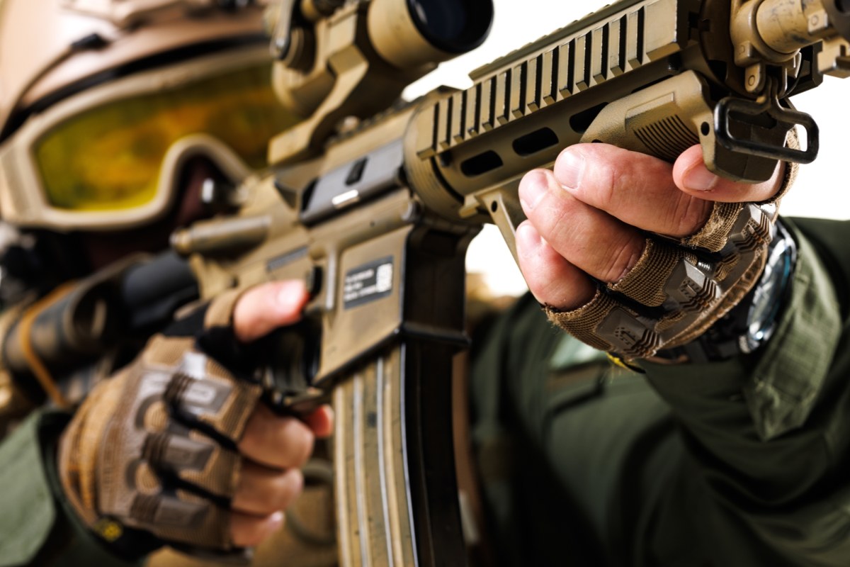 Media: W europejskim kraju neonaziści szkolą z obsługi broni