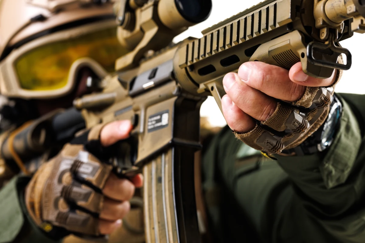 Szokujące ustalenia dziennikarzy lizbońskiego tygodnika "Expresso". Śledztwo dziennikarskie, które przeprowadzili wykazało, że co najmniej jedna z organizacji neonazistowskich działających w Portugalii przeprowadziła szkolenia z użyciem broni palnej z ostrą amunicją. "Naboje zostały dostarczone przez żołnierzy powiązanych ze skrajnie prawicowym ugrupowaniem" - pisze gazeta. 