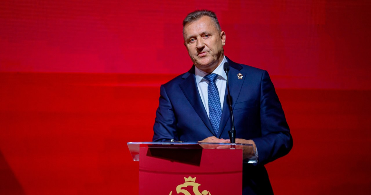 Kandydat na selekcjonera leci już do Polski. Kulesza zapłacił za bilet