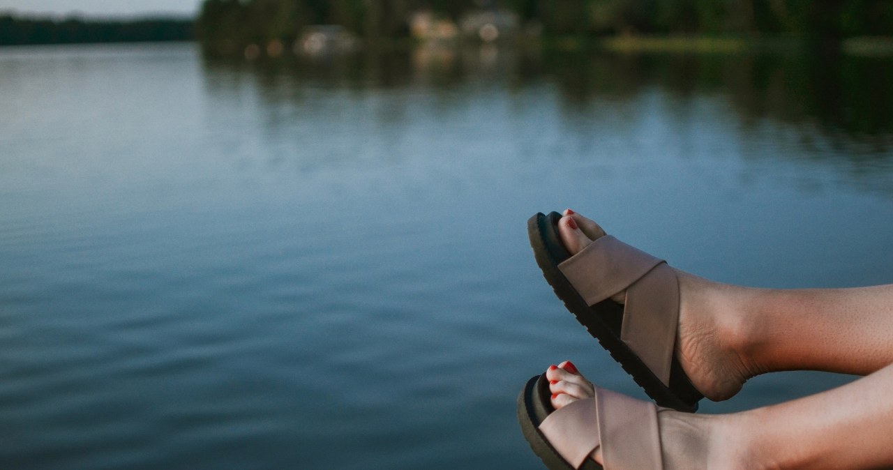 Znasz Birkenstocki? Oto 4 alternatywy, w których przechodzisz całe lato