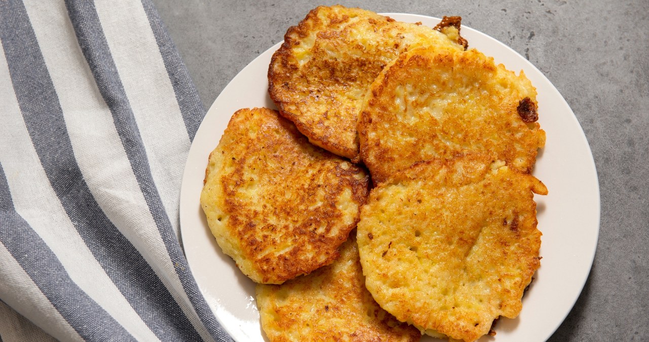Prosty trik na pyszne i chrupiące placki ziemniaczane z młodych ziemniaków