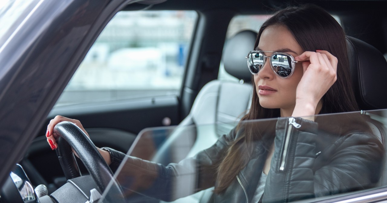 Czy można dostać mandat za jazdę w okularach przeciwsłonecznych?