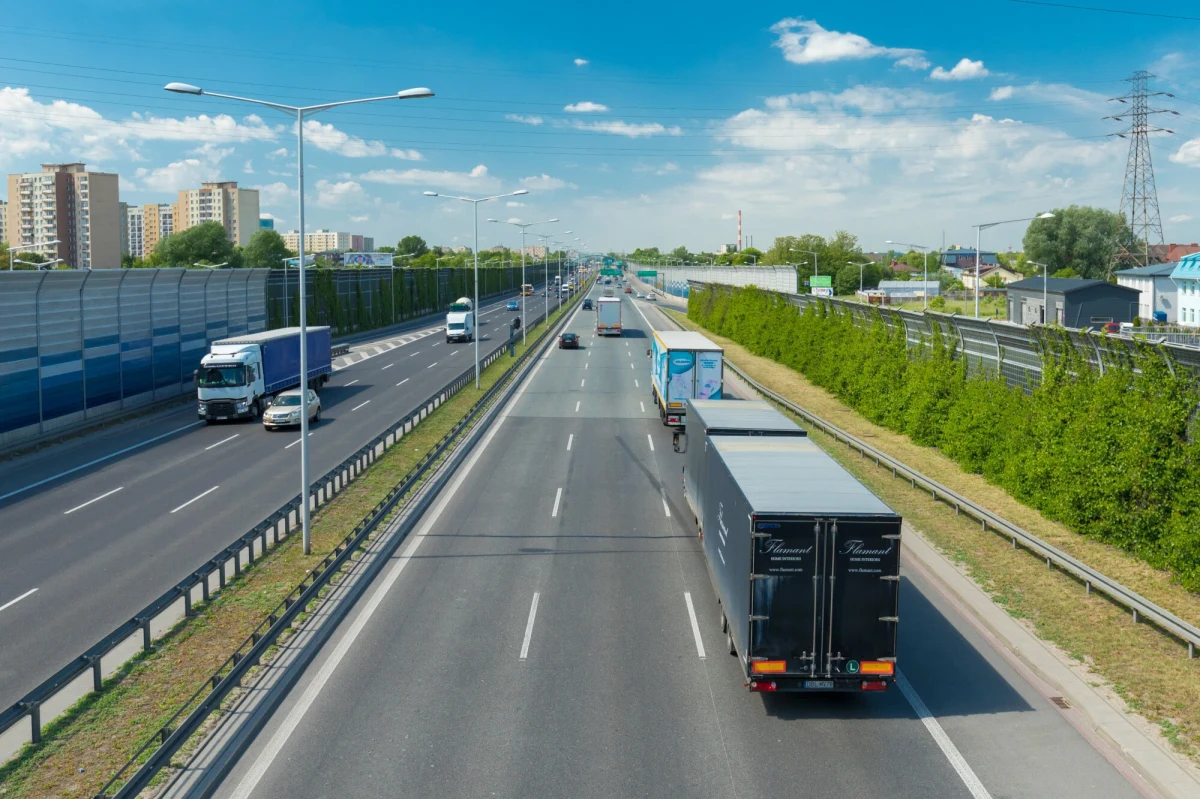 Kierowców podróżujących między Wrocławiem a południową granicą Polski czekają duże zmiany. Droga ekspresowa S8, która już teraz łączy Białystok, Warszawę, Piotrków Trybunalski, Łódź i Wrocław, zostanie wkrótce wydłużona o kolejny odcinek prowadzący na południe w stronę Czech. Wojewoda dolnośląska wydała właśnie kluczową decyzję, która pozwala rozpocząć budowę fragmentu trasy między Jordanowem Śląskim a Łagiewnikami Zachód.