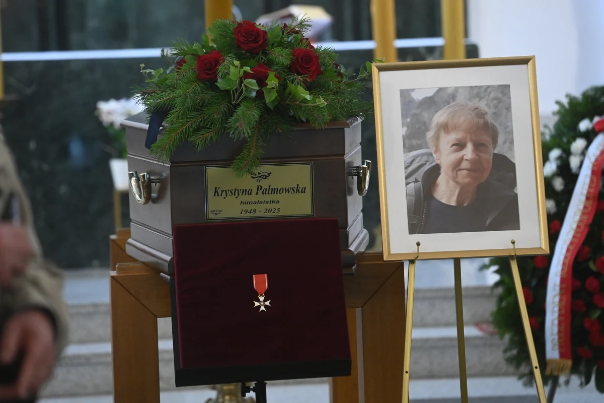Krystyna Palmowska, legenda polskiego himalaizmu, spoczęłą w Alei Zasłużonych na warszawskich Powązkach Wojskowych. Zmarła w czerwcu w wypadku, do którego doszło w Tatrach Słowackich. Została pośmiertnie odznaczona przez prezydenta Andrzeja Dudę Krzyżem Kawalerskim Orderu Odrodzenia Polski. 