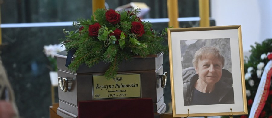 Krystyna Palmowska, legenda polskiego himalaizmu, spoczęłą w Alei Zasłużonych na warszawskich Powązkach Wojskowych. Zmarła w czerwcu w wypadku, do którego doszło w Tatrach Słowackich. Została pośmiertnie odznaczona przez prezydenta Andrzeja Dudę Krzyżem Kawalerskim Orderu Odrodzenia Polski. 