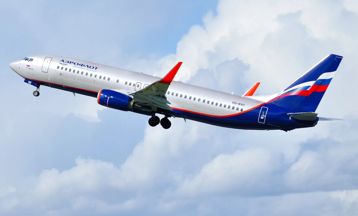 Nocny lot pasażerski z Mińska do Moskwy mógł zakończyć się tragedią. Jak donoszą media, rosyjski system obrony powietrznej otworzył ogień do cywilnego Boeinga 737-800, myląc go z ukraińskim dronem. Na pokładzie znajdowali się pasażerowie i załoga – wszyscy cudem uniknęli obrażeń. 