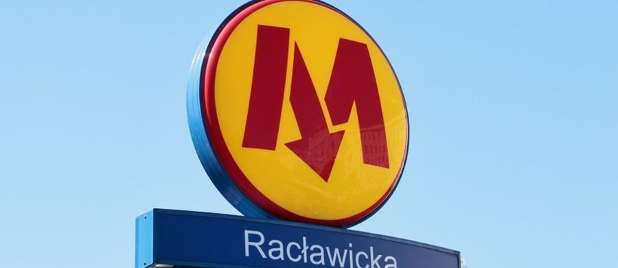 Pasażerowie warszawskiego metra muszą uzbroić się w cierpliwość. Stacja warszawskiego metra Racławicka na pewno nie zostanie otwarta w ten weekend - dowiedział się reporter RMF FM Igor Skrzypek. Mija dziesięć dni od pożaru w tej stacji, a podziemna kolejka nadal kursuje z utrudnieniami.