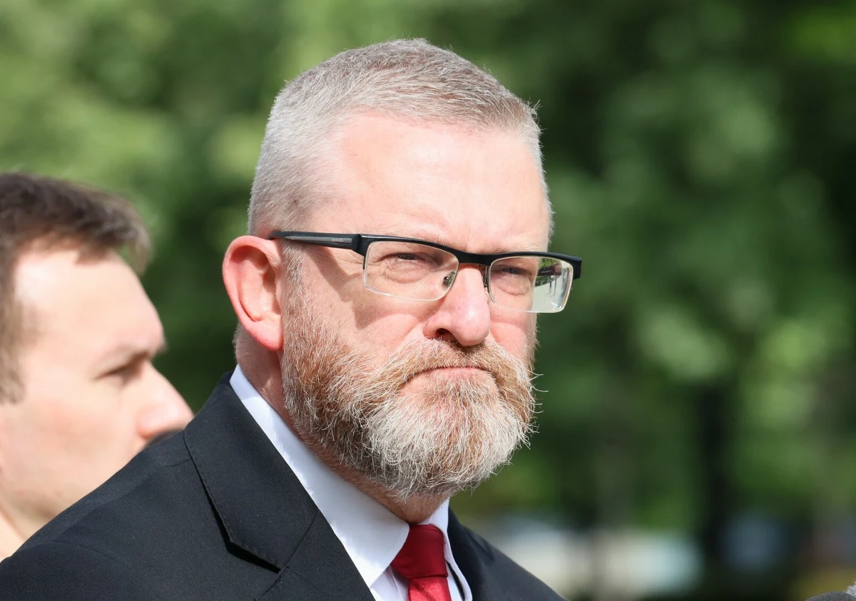 Głośny wywiad europosła Grzegorza Brauna, w którym zakwestionował on istnienie komór gazowych w niemieckim nazistowskim obozie koncentracyjnym Auschwitz, doczekał się reakcji hierarchów Kościoła katolickiego. "Negowanie Zagłady jest kłamstwem i stawia człowieka po stronie oprawców, a nie ofiar" - stwierdził kardynał Grzegorz Ryś, przewodniczący Komitetu Konferencji Episkopatu Polski ds. Dialogu z Judaizmem. Metropolita warszawski arcybiskup Adrian Galbas podkreślił, że słowa Brauna "są złe i rodzą Zło". "Nie wolno wobec nich milczeć i nie wolno ich lekceważyć" - apelował. 