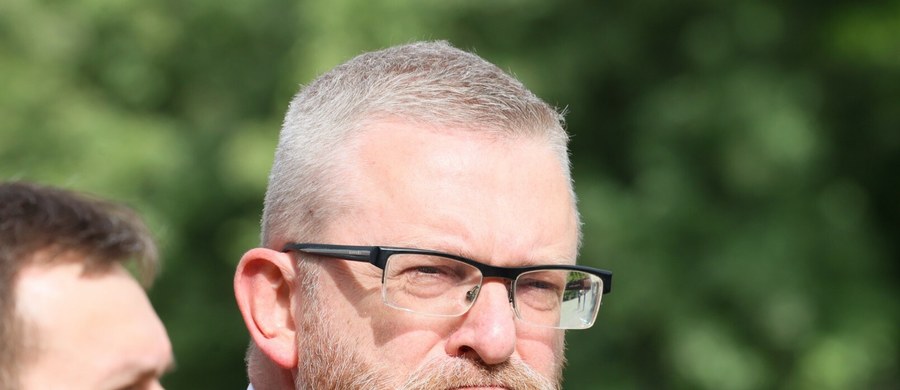 Głośny wywiad europosła Grzegorza Brauna, w którym zakwestionował on istnienie komór gazowych w niemieckim nazistowskim obozie koncentracyjnym Auschwitz, doczekał się reakcji hierarchów Kościoła katolickiego. "Negowanie Zagłady jest kłamstwem i stawia człowieka po stronie oprawców, a nie ofiar" - stwierdził kardynał Grzegorz Ryś, przewodniczący Komitetu Konferencji Episkopatu Polski ds. Dialogu z Judaizmem. Metropolita warszawski arcybiskup Adrian Galbas podkreślił, że słowa Brauna "są złe i rodzą Zło". "Nie wolno wobec nich milczeć i nie wolno ich lekceważyć" - apelował. 