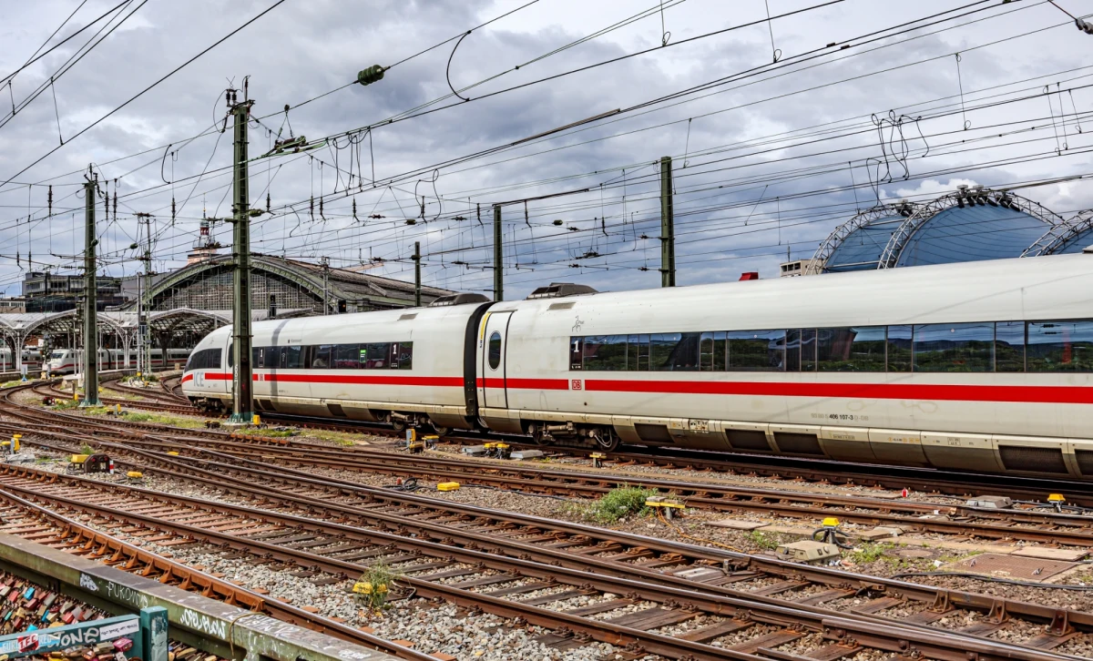 Spółka Centralny Port Komunikacyjny złożyła do wojewody mazowieckiego wnioski o decyzje lokalizacyjne dla czterech odcinków Kolei Dużych Prędkości między Warszawą a Łodzią. Odcinki objęte wnioskami mają łącznie 20 km długości - poinformowała w piątek spółka.