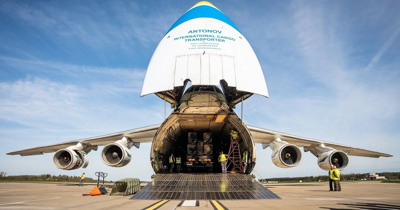 Największy samolot świata, An-124 Rusłan, wylądował w Kijowie