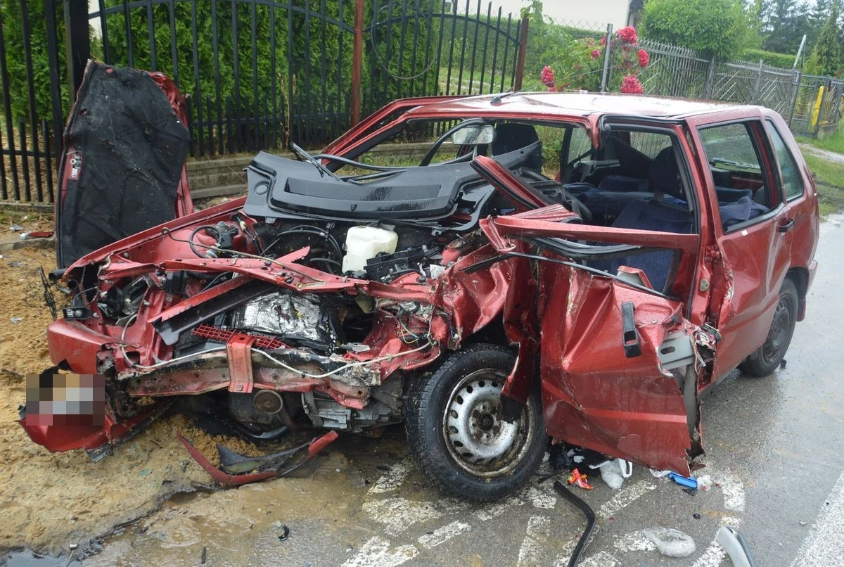 Do tragicznego w skutkach wypadku doszło w czwartek w miejscowości Nowiny w gminie Chełm (woj. lubelskie), w którym życie stracił 54-latek. Na łuku drogi 21-letni kierowca stracił panowanie nad pojazdem, zjechał na przeciwny pas ruchu i z ogromną siłą zderzył się czołowo z nadjeżdżającym fiatem.